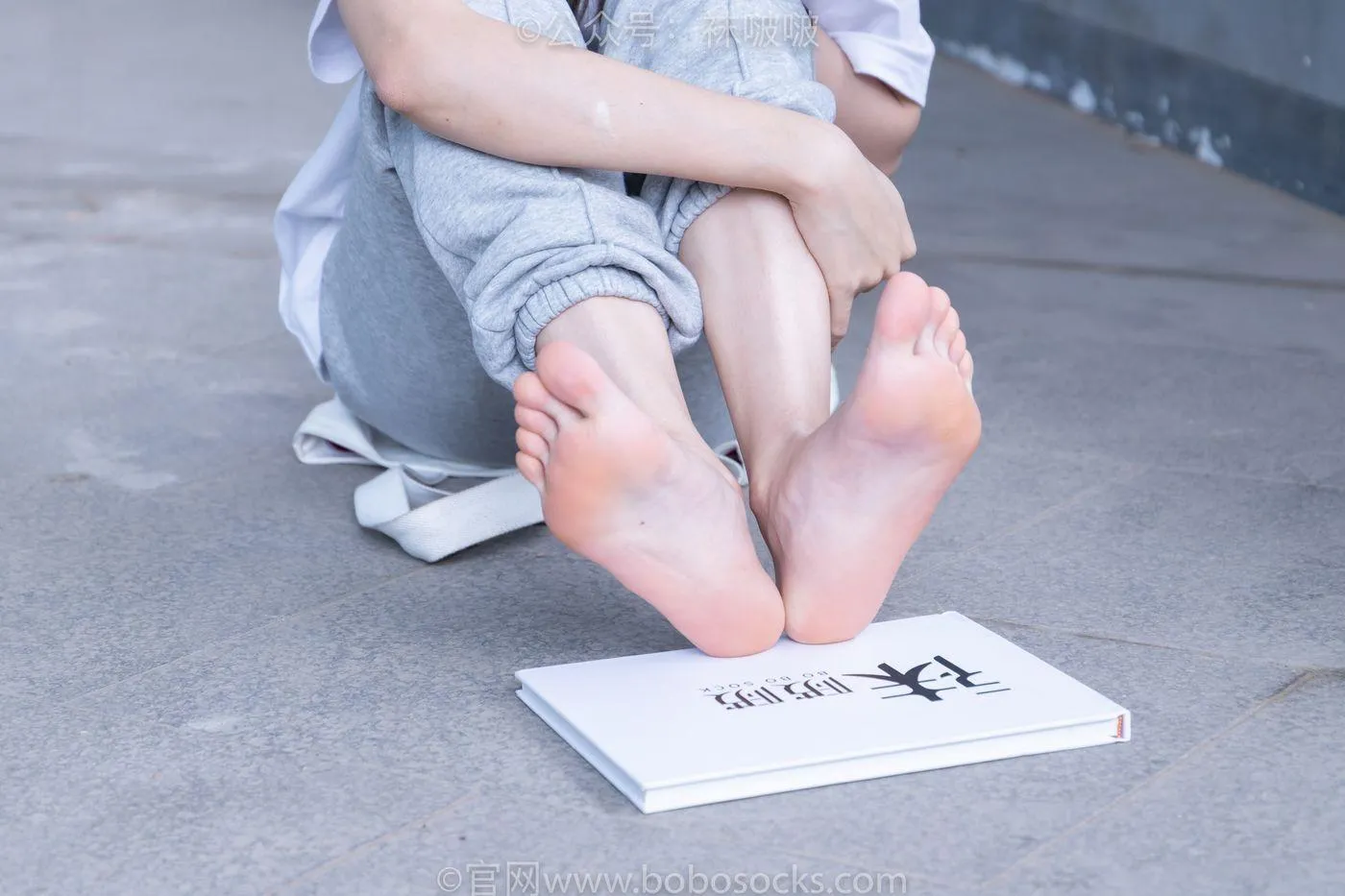 [BoBoSocks袜啵啵]NO.012 泡芙-运动鞋、白棉袜、裸足 [132P]插图5